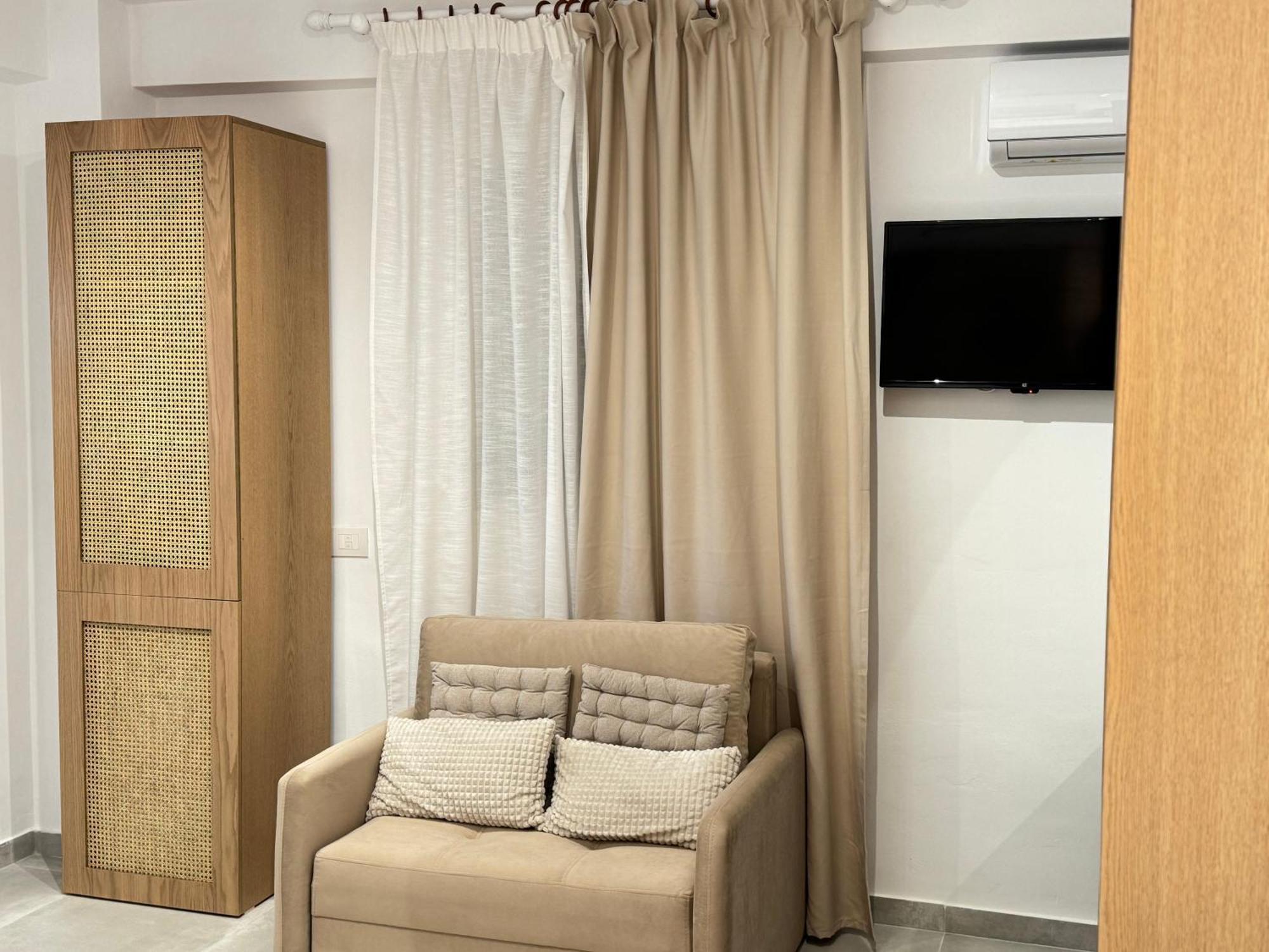 Potami Seashell Hotel Himare Exterior photo